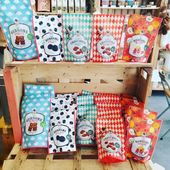POST spécial gourmands !! Les sucreries locales, bio et vegan sont de retour à la boutique et sur notre site 😍😋 Oursons guimauve, réglisse, chouchous et petits oursons ! De quoi combler petits et grands 👩‍👦🍬🍭🍫 @sophie.m.friandises#bonbon #vegan #bio #locavore #circuitcourt #ecocinelle #produitslocaux #producteurlocaux #eatlocal #madeinfrance #laqueuelezyvelines #galluis #grosrouvre