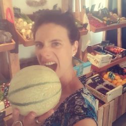 Ooooooh yeah !!! MELONS FRANCAIS BIO 😋🥳 Trop de joie avec cette chaleur c'est le fruit qu'il nous faut !!! Pour ma part ce soir c'est melon, bbq et fraises 🍓 en dessert 🥰#melon #epicerievrac #ecoresponsable #produitslocaux #yvelines #circuitcourt #Ecocinelle #vracindependant #vrac #payetatete 😆😘