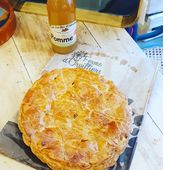 Galette des rois BIO et LOCAL❤️‍🔥 En direct de la @fermedorvilliersLa semaine prochaine sera la dernière pour commander vos galettes 😋😍 pensez à réserver au plus tard samedi fin de journée 😘#galettedesrois #bio #local #circuitcourt #producteurlocaux #orvilliers #laqueuelezyvelines #ecocinelle #boutique