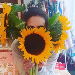 Caché ou pas Caché, j'arriiiiive 😆 Premier bouquet de tournesol (local 🥰) dispo à la boutique ! 🌻🌻🌻🌞#tournesol #sunflower #local #circuitcourt #cueillettedujour #boutiqueindependante #ecoresponsable #Ecocinelle