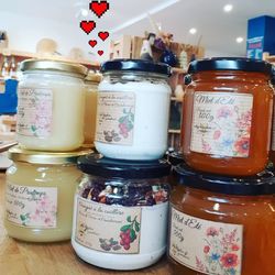 Les miels du @au_rucher_de_gambais sont arrivés 😋🤤🍯. Au programme : miel de printemps, miel d'été en 500g ou 300g et aussi quelques pot de nougats à la cuillère 😍 Merci beaucoup à Anaïs debiol pour son super travail, son respect de la nature et des abeilles 🐝 qui nous offre un miel local d'exception 🥰💜#local #locavore #miellocal #bzz #abeilles #ecocinelle #ruches #circuitcourt #ecoresponsable♻️ #produitslocaux #producteurslocaux